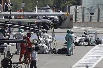 Velká cena Belgie: Lewis Hamilton s poškozenou pneumatikou