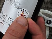 Vinaři ve Velkých Bílovích na Břeclavsku začali etiketovat vlastní ochrannou známkou vína. Chtějí se tak odlišit od ostatních a bojovat proti falšování a vínům s nejasným původem. Kroky ministerstva zemědělství zatím v tomto směru považují za nedostatečné