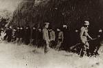 Šestnáct mladých jugoslávských partyzánů čeká se zavázanýma očima na popravu v srbské Smederevské Palance. Popravu vykonaly německé jednotky