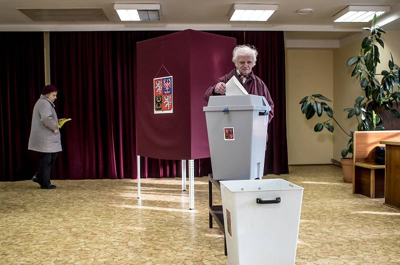 Lidé volili ve druhém kole prezidentských voleb 26. ledna v pražských Lysolajích.