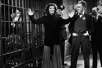 LEOPARDÍ ŽENA. Pod banálním označením bláznivé komedie se občas skrývají hotové skvosty. Třeba snímek Howarda Hawkse s Katherine Hepburnovou a Cary Grantem. 