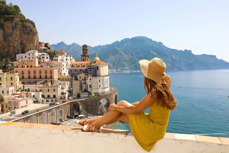 Amalfitánské pobřeží v Itálii se rozkládá od Sorrentského poloostrova až k Salernu