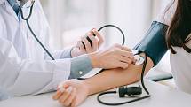 Krevní tlak je určován dvěma hodnotami – systolickou (tlak krve vstupující ze srdce do aorty) a diastolickou (tlak krve při uvolnění komor mezi dvěma srdečními stahy)