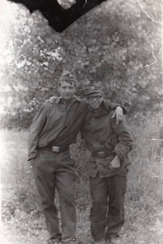 SE SPOLUBOJOVNÍKEM. Luboš Koutný (vpravo) s jedním ze svých „spolubojovníků“ ze železničního vojska.