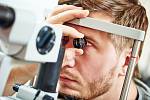 Jedním z nejčastějších problémů následkem přílišného dívání se zblízka na obrazovku je syndrom suchého oka, který dnes trápí čím dál více lidí. 