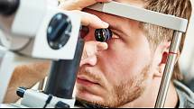 Jedním z nejčastějších problémů následkem přílišného dívání se zblízka na obrazovku je syndrom suchého oka, který dnes trápí čím dál více lidí. 