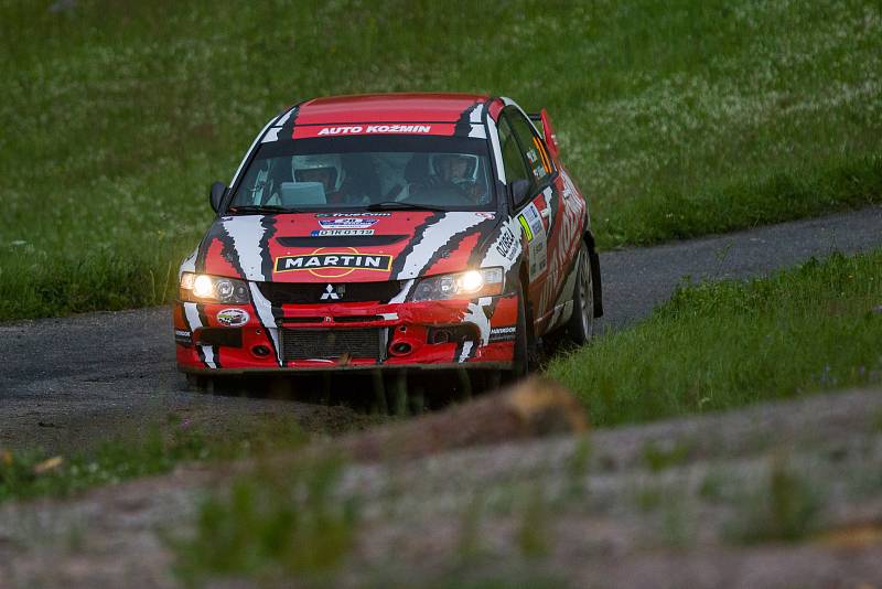 Rally Bohemia, pátý závod seriálu Mistrovství České republiky v rally, odstartoval 1. července. Na snímku Martin Šikl a spolujezdec Petr Vilímek s vozem Mitsubishi Lancer EVO IX na páté rychlostní zkoušce - Zlatá.