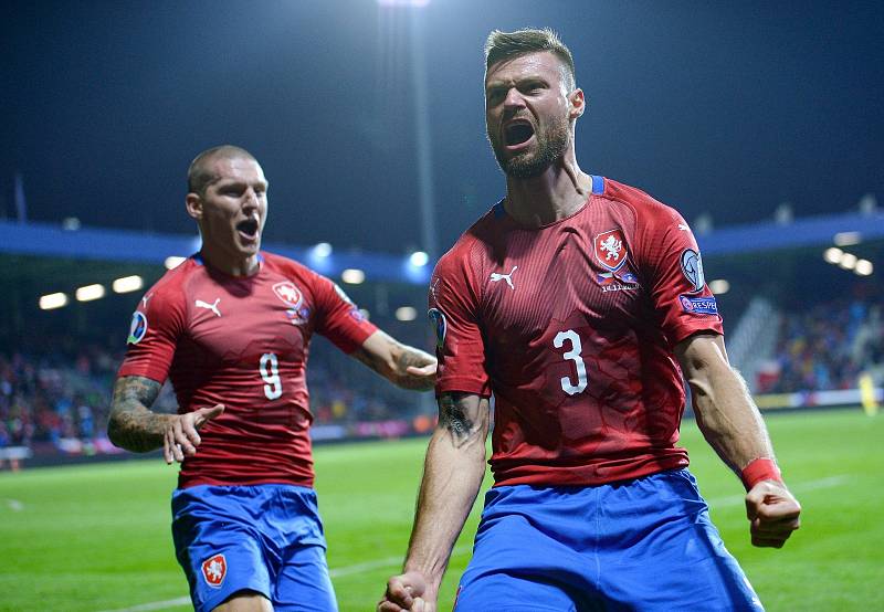 Odchovanec Zlína Ondřej Čelůstka pomohl českému národnímu týmu k postupu na EURO. Vlevo je Zdeněk Ondrášek