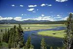 Národní park Yellowstone získal jméno podle řeky, která oblastí protéká. Park se nachází na kaldeře, která zde vznikla po erupcích supervulkánu