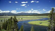 Národní park Yellowstone získal jméno podle řeky, která oblastí protéká. Park se nachází na kaldeře, která zde vznikla po erupcích supervulkánu