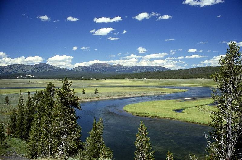 Národní park Yellowstone získal jméno podle řeky, která oblastí protéká. Park se nachází na kaldeře, která zde vznikla po erupcích supervulkánu.