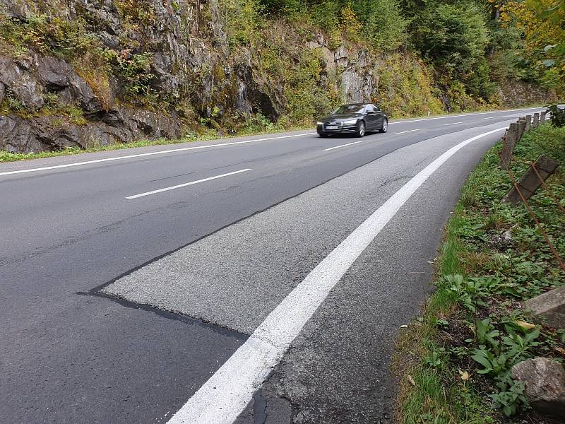 Místo, kde Mustang vyjel z pruhu. Je zde slepená silnice. Zatáčku jsme projeli předpisových 90 km/h a necítili ani významnější zhoupnutí.