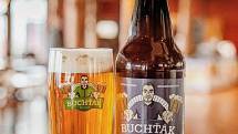 Kamil Buchta začínal s pivovarnictvím v centru Olomouce, pak ale přesunul pivovar Buchťák k dálnici v Nemilanech. 
