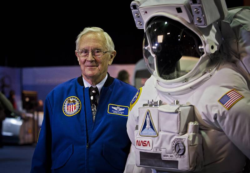 Bývalý americký astronaut z letu Apolla 16 Charles Duke