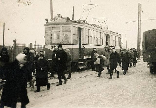 Tramvajová zastávka v Kyjevě v roce 1942