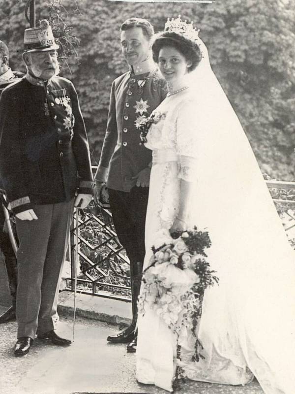 Svatba Karla I. se Zitou Bourbonsko-Parmskou za účasti císaře Františka Josefa I. na zámku Schwarzau am Steinfeld 21. října 1911
