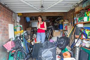 Garáž se velmi často stává nejen skladištěm věcí, které se jinam nevejdou, ale i věcí, které už nikdo nepoužívá. A občas chaos v garáži majitelům přeroste přes hlavu.