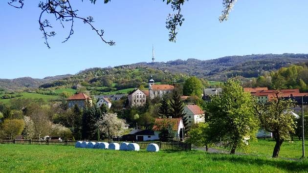 Buková hora se tyčí nad Verneřicemi.