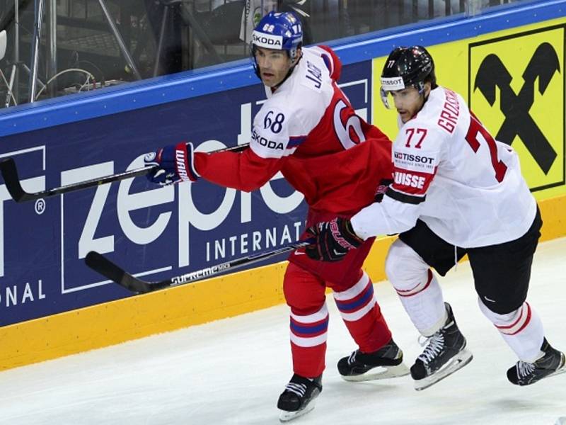 Jaromír Jágr (vlevo) a Robin Grossmann ze Švýcarska.