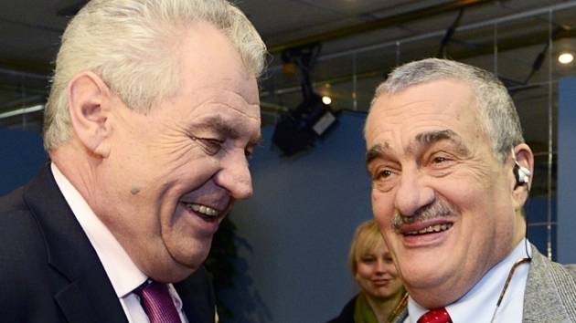 Kandidáti na prezidenta Karel Schwarzenberg (vpravo) a Miloš Zeman vystoupili 13. ledna v Praze v diskusním pořadu České televize Otázky Václava Moravce.