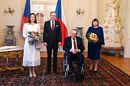 V lánském zámku se konalo 2. ledna 2023 tradiční novoroční setkání prezidenta Miloše Zemana (druhý zprava) a premiéra Petra Fialy (druhý zleva). Stejně jako před rokem politiky u svátečního oběda doprovází manželky Ivana (vpravo) a Jana (vlevo)