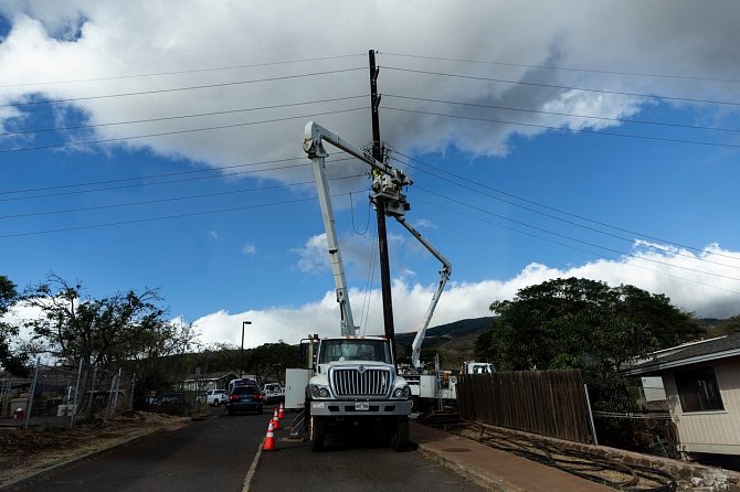 K ničivým požárů na havajském ostrově Maui mohlo přispět elektrické vedení