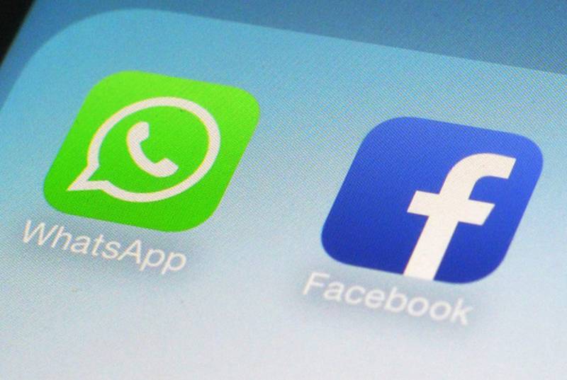 Ikonky aplikací Facebook a Whatsapp na mobilním telefonu