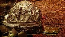 Zdobená římská gladiátorská přilba s reliéfem orla a Priapa nalezená v gladiátorských kasárnách v Pompejích v 1. století n. l.