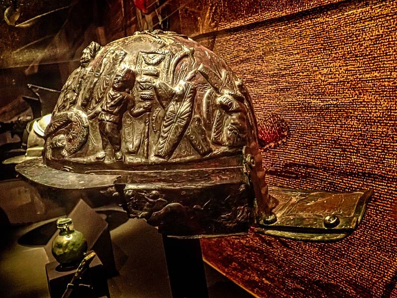 Zdobená římská gladiátorská přilba s reliéfem orla a Priapa nalezená v gladiátorských kasárnách v Pompejích v 1. století n. l.