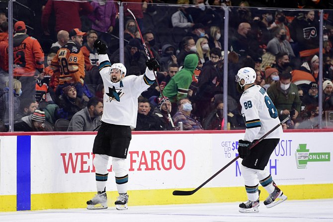Hokejista San Jose Tomáš Hertl (vlevo) se raduje z gólu v prodloužení v utkání na ledě Philadelphie.