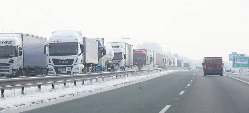 Hranice do Německa jsou od nedělní půlnoci uzavřené projede jen někdo, na dálnici D8 stojí stovky kamionů.