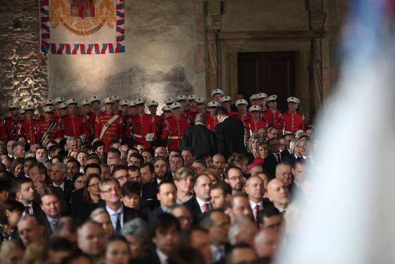 Jiří Pospíšil (TOP 09) a Karel Schwarzenberg opouští Vladislavský sál.