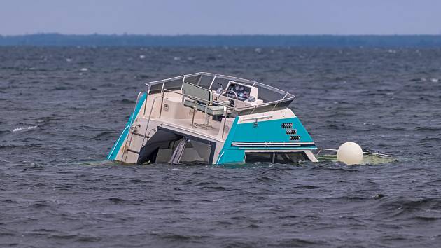 Un superyacht è affondato al largo delle coste italiane.  Il testimone ha registrato lo spettacolo in video