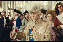Johnny Depp jako král Ludvík XV. v moci hříšných pudů i lásky ve filmu Jeanne du Barry-králova milenka