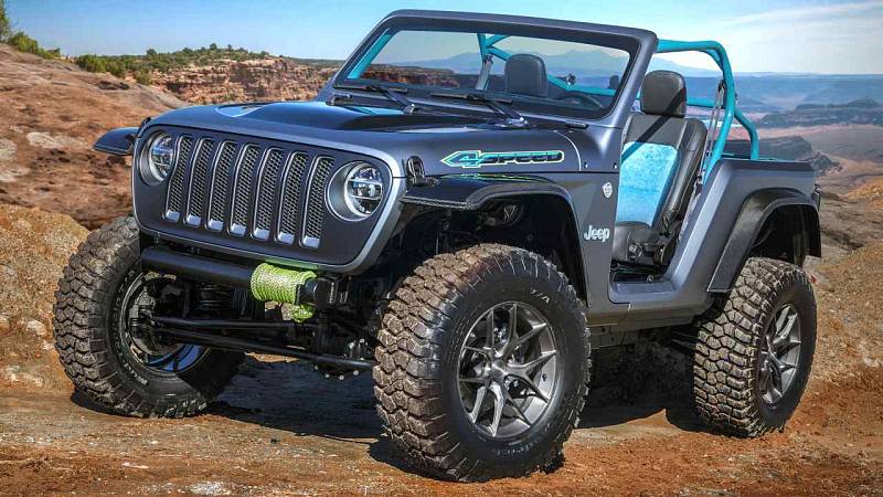 4Speed. U konceptu 4Speed šel Jeep cestou radikálního odlehčování ve společnosti stylingu šílených 80. let. Tento Wrangler je tak obalen do karbonových dílů, přičemž každé další zbytečné kilo váhy putovalo pryč. Přesnou hmotnost ale Jeep neuvádí.