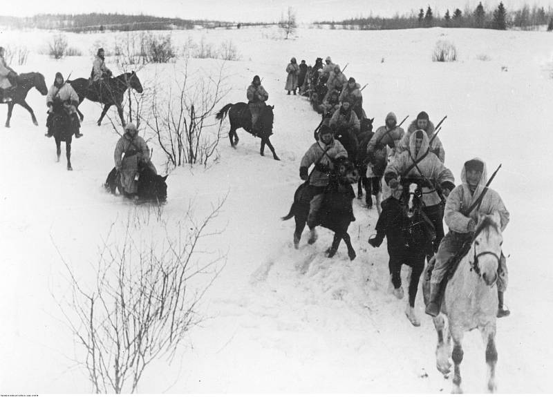 Lotyšští kozáci během průzkumné hlídky v únoru 1943. Kozácké jednotky, proslavené používáním koní, bojovaly na obou stranách fronty. Lotyši jsou součástí 19. jízdní divize SS, v Rudé armádě se naopak ve stejné době proslavili Kubánští kozáci, kteří výrazn