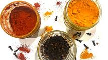Nejlepší indické koření na zahřátí: prášek z červeného chilli, kurkuma a hřebíček.