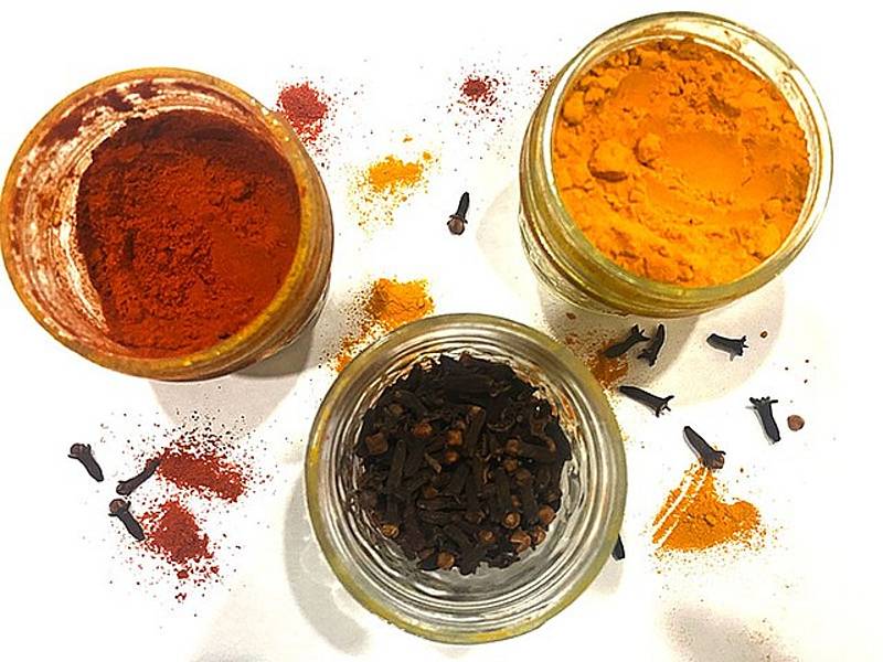 Nejlepší indické koření na zahřátí: prášek z červeného chilli, kurkuma a hřebíček.