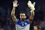 Brankář Itálie Gianluigi Buffon zdraví italské fanoušky po skončení utkání.