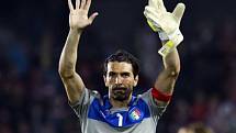 Brankář Itálie Gianluigi Buffon zdraví italské fanoušky po skončení utkání.