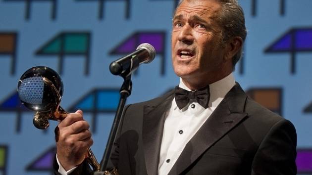 Hollywoodský herec, režisér a producent Mel Gibson převzal 4. července při slavnostním zahájení 49. ročníku Mezinárodního filmového festivalu Karlovy Vary Křišťálový globus za mimořádný umělecký přínos světové kinematografii. 