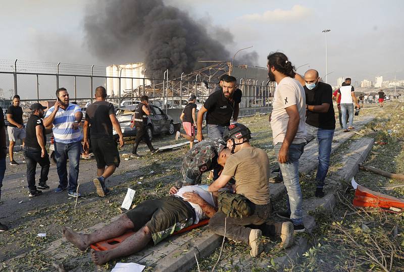 Muž zraněný při explozi v libanonském Bejrútu, 4. srpna 2020