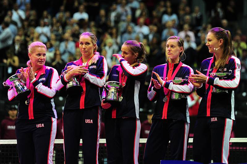 Tenisové finále FedCupu mezi Českou republikou a USA 11. listopadu v Praze. Smutný tým USA, uprostřed slzící Sofia Keninová.