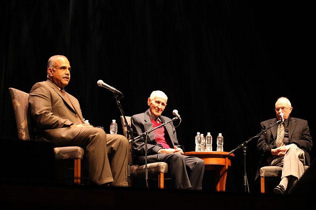 Jack Kevorkian s bývalým ministrem zahraničí Arménie Raffim Hovannisianem (vlevo) a s právníkem Mayerem Morganrothem odpovídá na otázky při debatě na Kalifornské univerzitě