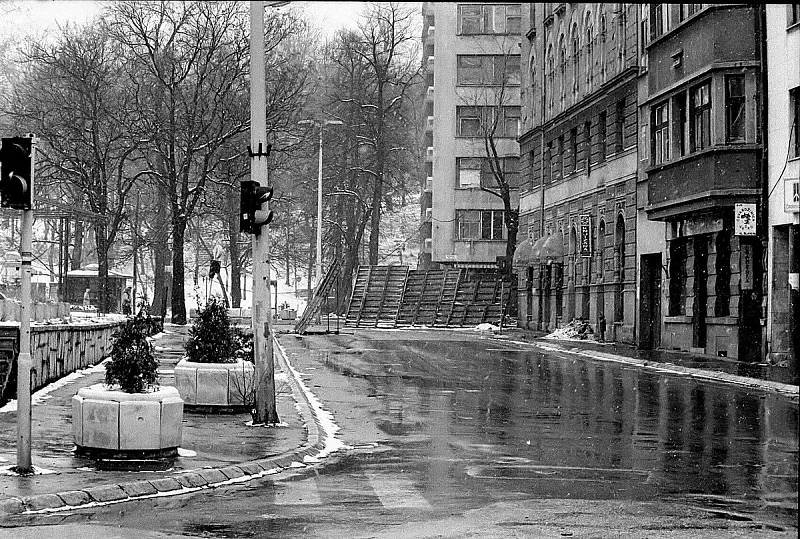 Obléhání Sarajeva, zima 1992-1993. Ocelové zástěny chrání křižovatku před ostřelovači