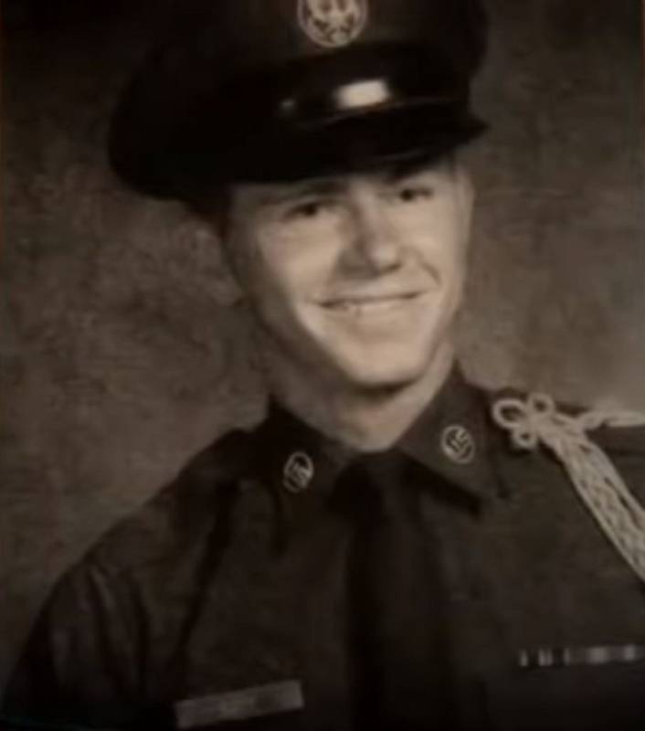 William Lester Suff během základní vojenské služby