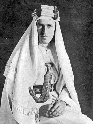 Thomas Edward Lawrence jako arabský válečník Lawrence z Arábie v roce 1919