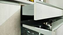 Chytré zásuvky zabudované do pracovní desky lze vysunout či vyklopit podle potřeby.