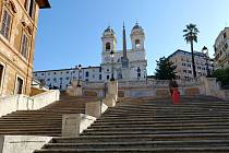 Římské Španělské schody se v posledních týdnech hned dvakrát staly místem řádění bezohledných turistů.