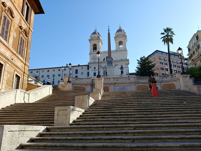 Římské Španělské schody se v posledních týdnech hned dvakrát staly místem řádění bezohledných turistů.